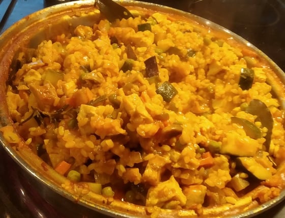 a stovetop paella made with chicken and vegatables