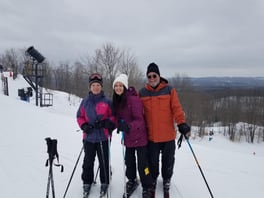 studentka na nartach ze starszymi rodzicami goszczącymi