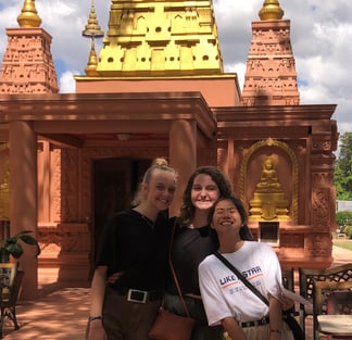 Elvira and the girls Thai Temple (2)