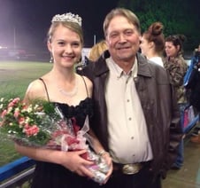 tatăl gazdă cu student de schimb încoronat regina balului