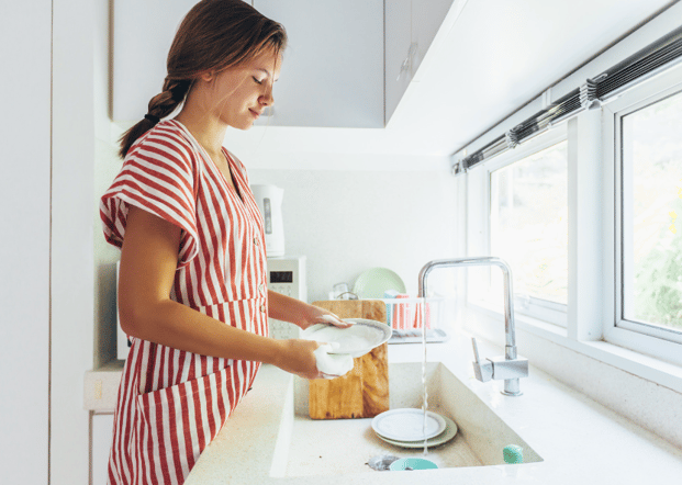 girl washing the dishes