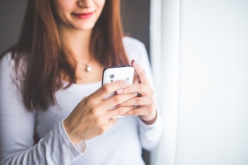 teen girl with cell phone